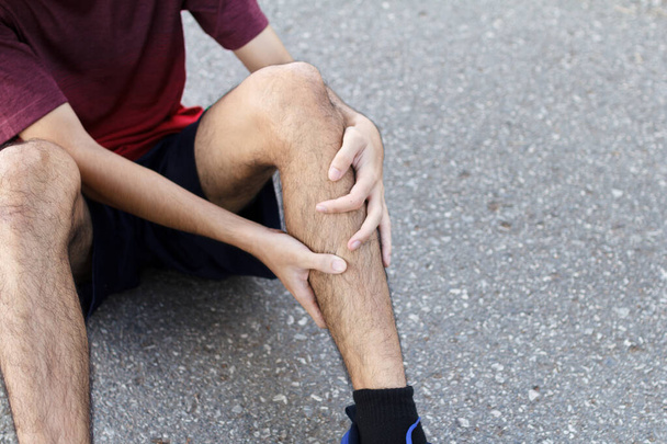 Gros plan de l'homme sportif souffrant de douleur sur la course sportive blessure au genou après la course.Blessure par le concept d'entraînement. - Photo, image