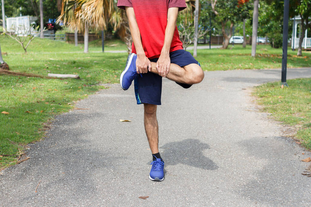 Mladý muž běžec zahřát před spuštěním - cvičení koncept - Fotografie, Obrázek