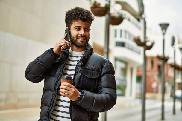 Jovem árabe homem falando no telefone ao ar livre na cidade - Foto, Imagem