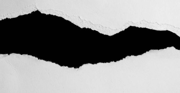 valkoinen paperinpala mustalla, eristetyllä taustalla - Valokuva, kuva