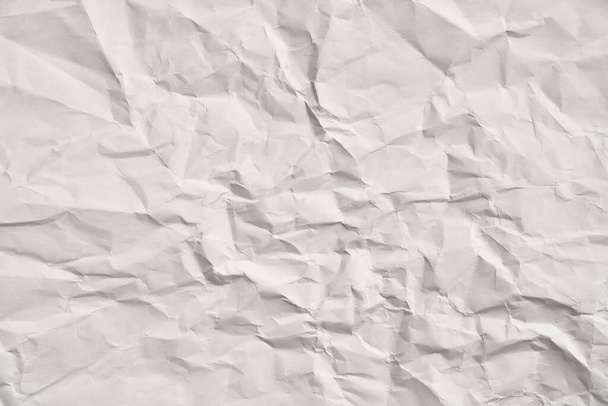 Biały pognieciony papier tekstury z zmarszczek. Arkusz uszkodzony i podarty - Zdjęcie, obraz