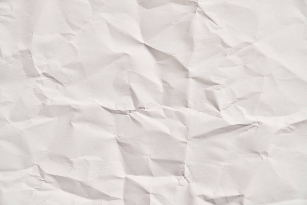 Valkoinen rypistynyt paperi rakenne ryppyjä. Vahingoittunut ja revitty arkki - Valokuva, kuva