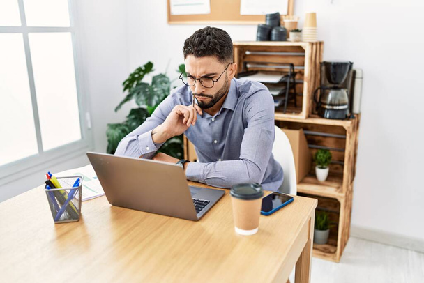 młody arabski człowiek za pomocą laptopa pracuje w biurze - Zdjęcie, obraz