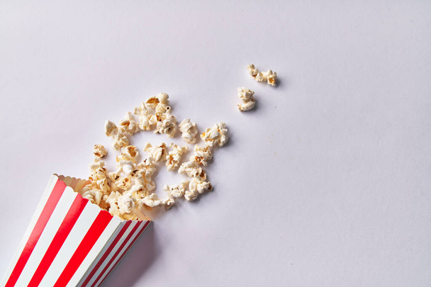  Egy csomag sós popcorn leesik elszigetelt fehér alapon - Fotó, kép