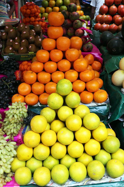 Азіатський фермера ринку продають свіжі фрукти, Колката, Індія - Фото, зображення