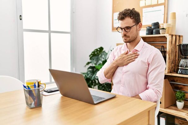 Jonge Spaanse man met videogesprek communiceert met dove gebarentaal op kantoor - Foto, afbeelding