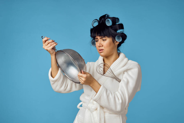 housewife in white coat housework cleaning blue background - Foto, imagen