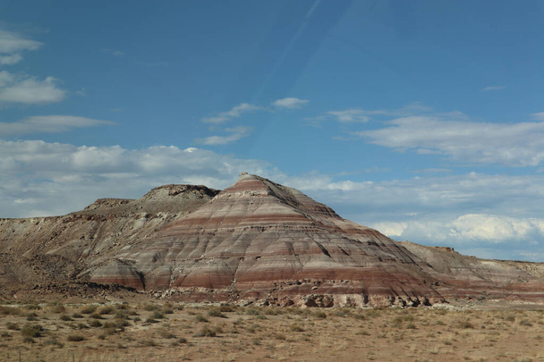 Malebný pohled na členitou vrstvenou skalní krajinu v Utahu, Spojené státy americké za oblačného dne - Fotografie, Obrázek