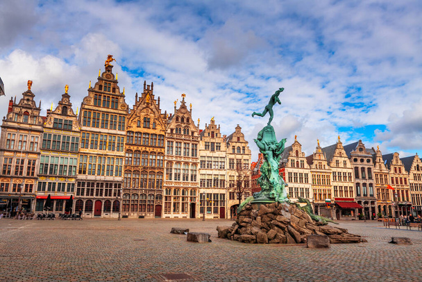 Grote Markt de Amberes, Bélgica al atardecer. - Foto, imagen