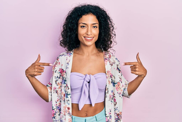 Joven chica latina vestida con ropa casual que se ve confiada con sonrisa en la cara, señalándose con los dedos orgullosos y felices.  - Foto, imagen