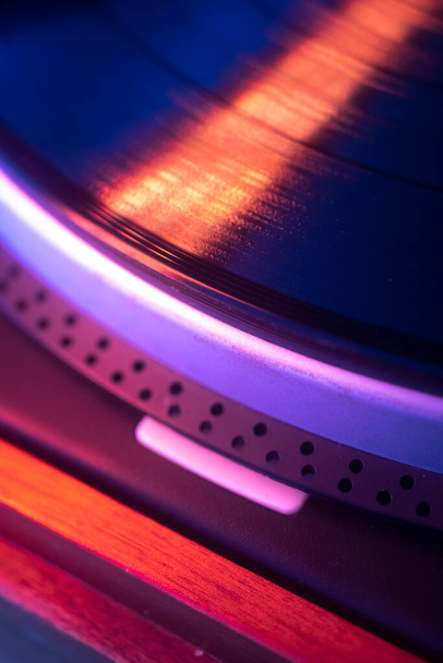 Record проигрыватель ретро-винтажной музыки в стиле диджей диско-хаус дизайн обложки электронного фотоальбома. - Фото, изображение