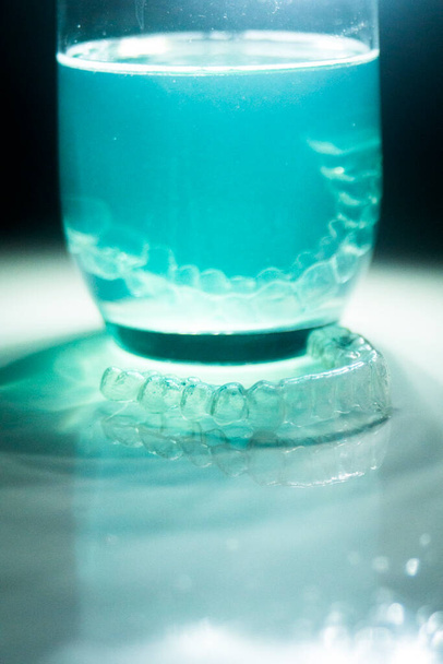 Moderní neviditelné závorky rovnoběžky používané k opravě zarovnání zubů zubními lékaři. - Fotografie, Obrázek