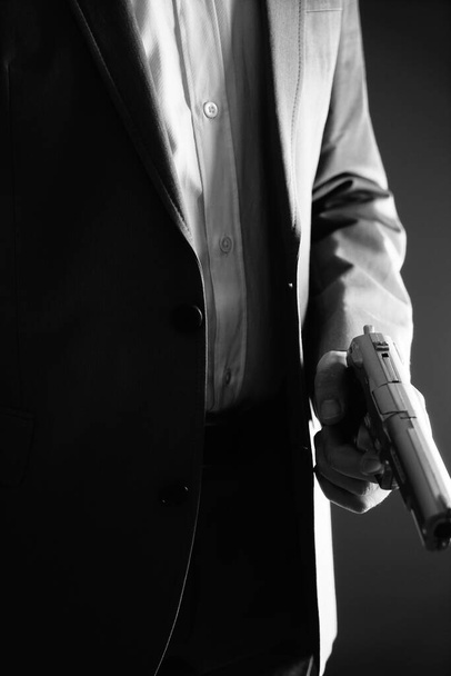 Agente secreto retro con pistola revólver en la mano en la foto de cubierta de la maqueta del thriller del crimen vintage.        - Foto, imagen