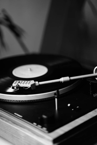 Record player vintage zene retro stílusú hetvenes, nyolcvanas vagy hatvanas évek zenei album borító méltóságteljes DJ. - Fotó, kép