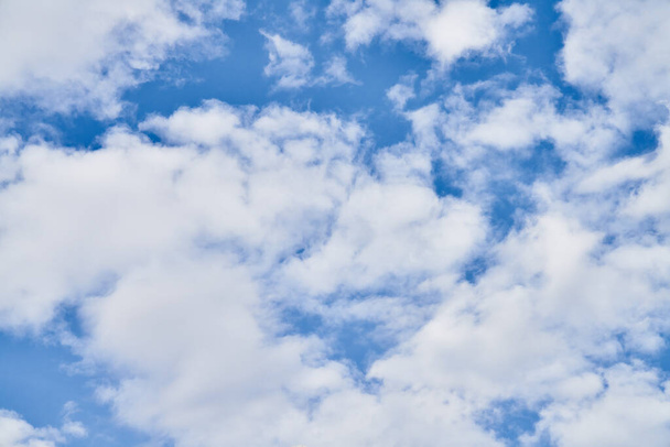 Hermoso cielo azul con nubes en un día soleado - Foto, Imagen