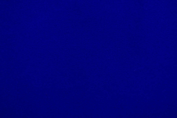 背景にブルーベルベット生地のテクスチャ。柔らかく滑らかな繊維素材の空の青い生地の背景。テキストのスペースがあります. - 写真・画像
