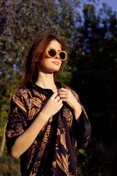 woman wearing sunglasses outdoors posing fashion glamor - Foto, immagini