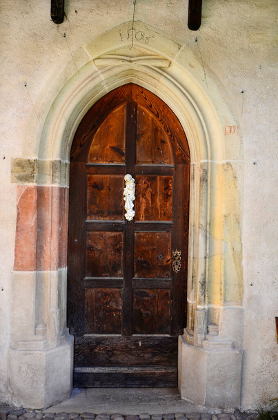 İtalya, Güney Tyrol, ortaçağ St. Constantine kilisesinin kapısı, ilk kez 13. yüzyılda bahsedildi. - Fotoğraf, Görsel