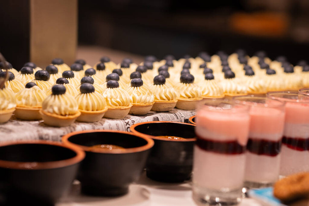  Catering op een luxe evenement met assortiment desserts - Foto, afbeelding