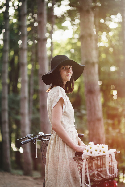 κορίτσι με το ποδήλατο στο δάσος - Φωτογραφία, εικόνα