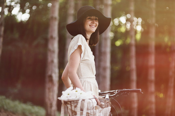 Kız ormanda bisiklet üzerinde - Fotoğraf, Görsel