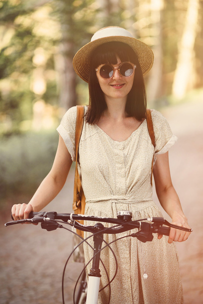 dziewczyna na rowerze w lesie - Zdjęcie, obraz