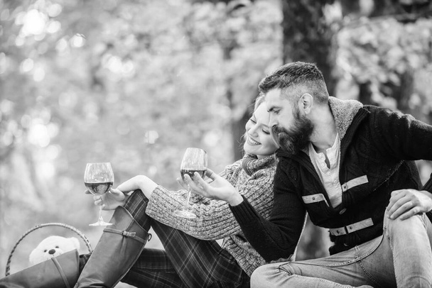 I recommend this wine. camping and hiking. cheers. happy woman and bearded man drink wine. Family picnic. Valentines day. love date and romance. Spring mood. couple in love relax in autumn forest - Foto, Imagen