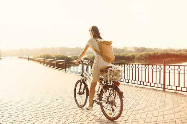 Девушка на велосипеде в парке
 - Фото, изображение
