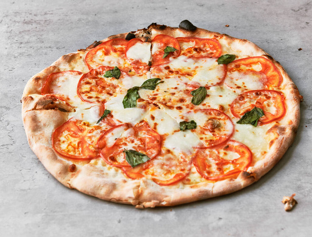  Deliciosa pizza italiana sobre una superficie de hormigón - Foto, Imagen