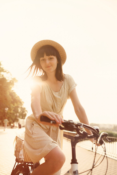 Девушка на велосипеде в парке
 - Фото, изображение