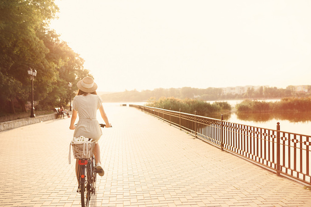 Дівчина їде на велосипеді в парку
 - Фото, зображення