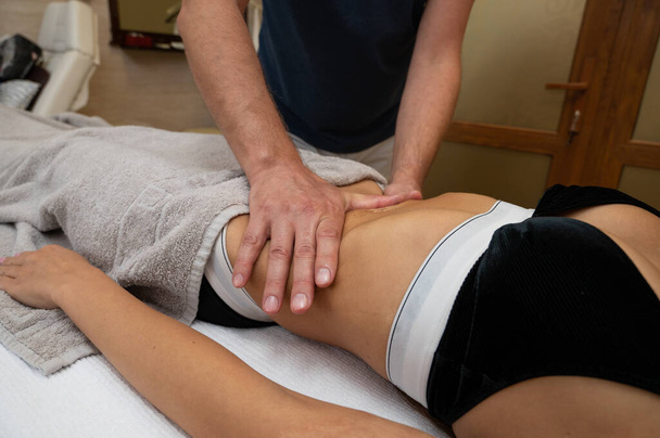Frau bekommt Massage im Wellness-Salon - Foto, Bild