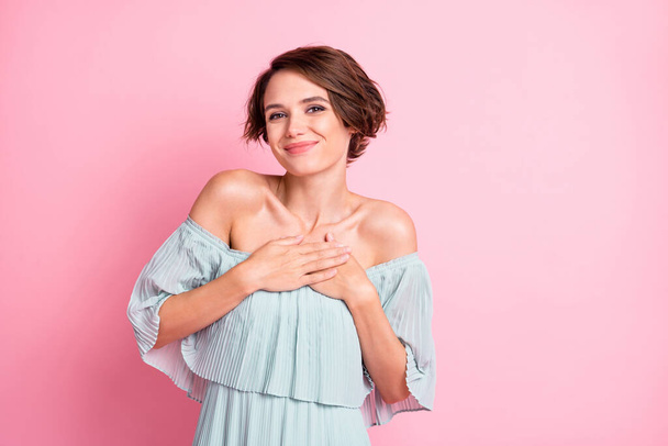 Foto von jungen attraktiven Frau glücklich positives Lächeln Hände auf der Brust schätzen dankbar isoliert über rosa Farbhintergrund. - Foto, Bild
