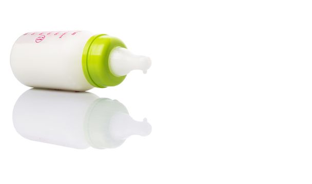 Latte in una bottiglia per bambini su sfondo bianco
 - Foto, immagini