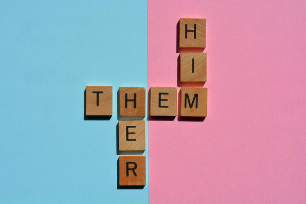 Him, Her, Them, Genderpronomen in Kreuzworträtselform auf rosa und blauem Hintergrund - Foto, Bild