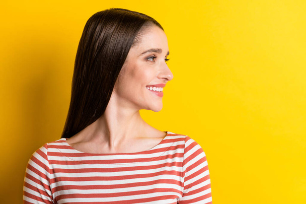 Foto de perfil de boa senhora millennial olhar espaço vazio desgaste camisola vermelha isolada no fundo cor amarela vibrante. - Foto, Imagem