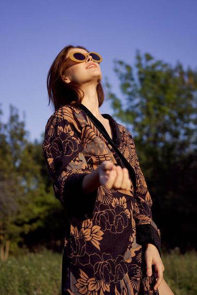 pretty woman in fashionable clothes sunglasses nature posing - Φωτογραφία, εικόνα