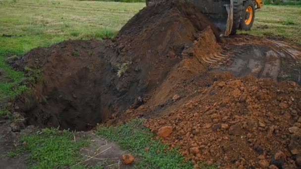 Kırsal kesimde toprak işleri. Modern buldozer inşaat sahasına hendek kazıyor - Video, Çekim