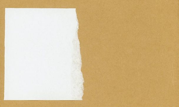 Kahverengi karton zemin üzerinde kopyalama alanı olan boş beyaz kağıt parçası - Fotoğraf, Görsel