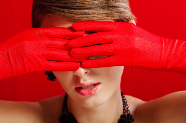 Beautiful girl in red gloves - Valokuva, kuva