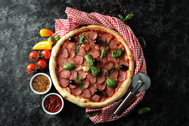 Koncepcja smacznego jedzenia z pizzą Salami na ciemnym tle - Zdjęcie, obraz