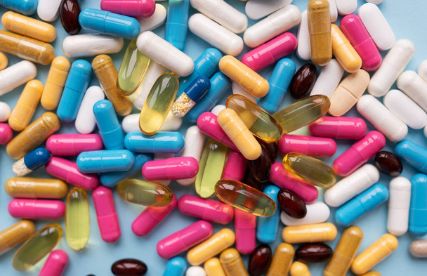 Различные красочные таблетки для различных симптомов. Концепция здоровья. Крупный план - Фото, изображение