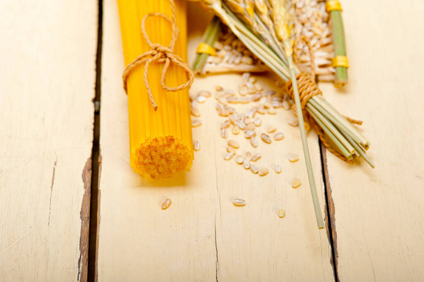 orgaaninen Raaka italialainen pasta ja durumvehnän jyvät sato
  - Valokuva, kuva