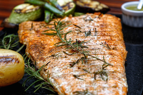 grilled salmon steak with lemon and rosemary - Foto, afbeelding