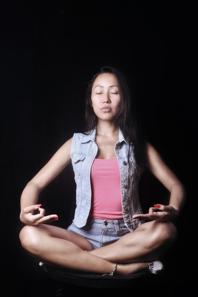 Jolie femme méditant en position lotus
 - Photo, image