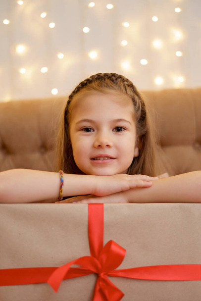 Preciosa chica sostiene cajas de regalo disfrutando del momento de celebrar - Foto, imagen