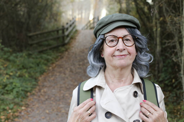 portrait de femme âgée aux cheveux gris à l'extérieur - Photo, image