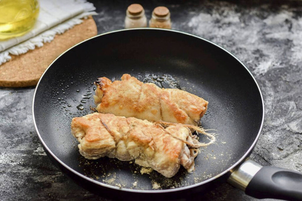 Fry the rolls in a frying pan, with a little oil - 2 minutes on each side, then bake at 180 degrees for 20 minutes or simmer covered for 15 minutes. - Фото, изображение