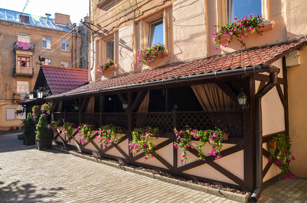 Elegant summer street terrace cafe with beautiful flowers in pots. - Foto, afbeelding