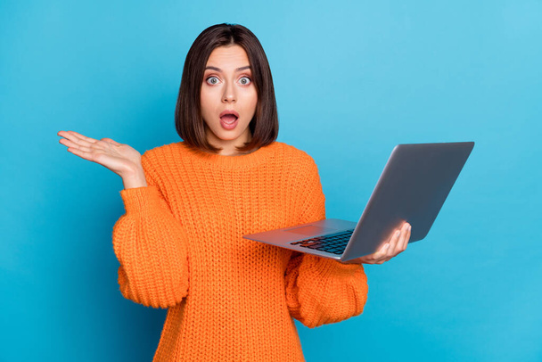 Muotokuva houkutteleva hämmästynyt tietämätön tyttö käyttää kannettavaa tietokonetta uusi web tarjous eristetty kirkkaan sininen väri tausta. - Valokuva, kuva